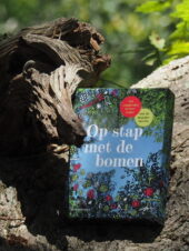 Bekijk deze Boekenkaft van boek Op stap met de bomen van Carin Wennink