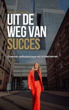 Bekijk deze Boekenkaft van boek Uit de weg van succes van Mariska van Dijk
