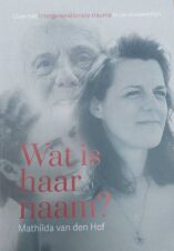 Bekijk deze Boekenkaft van boek Wat is haar naam? van Mathilda van den Hof