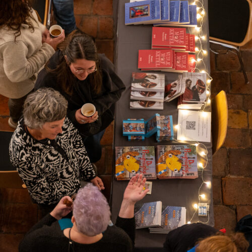 Bekijk deze foto van 4Boeken Markt & Workshops van 